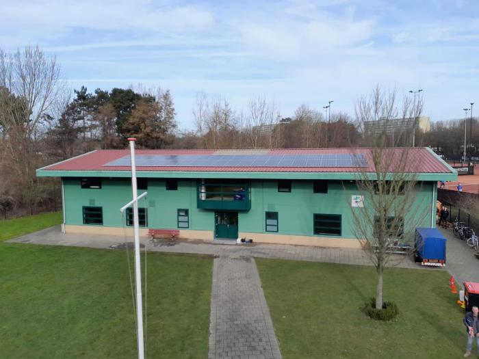 Clubhuis voorzien van zonnepanelen Clubhuis voorzien van zonnepanelen